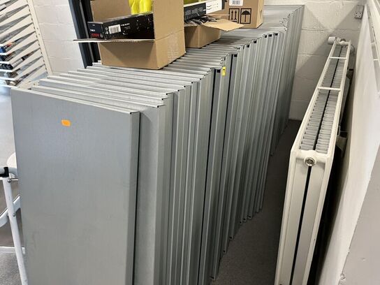 Rækker med lager hylder og ekstra metal hylder * Uden indhold