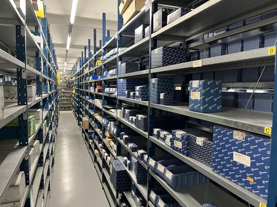 Rækker med lager hylder * Uden indhold