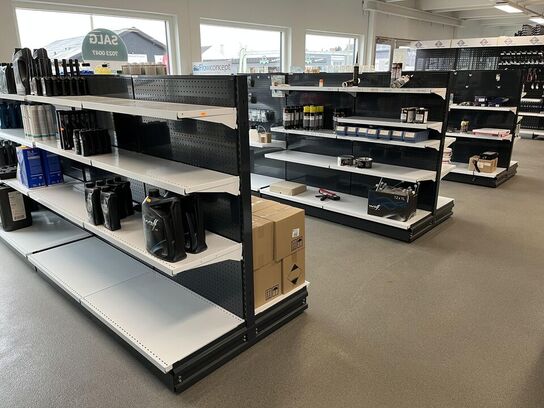 Udstillings Reoler og hylder i butikken.