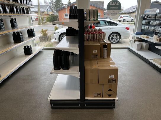 Udstillings Reoler og hylder i butikken.