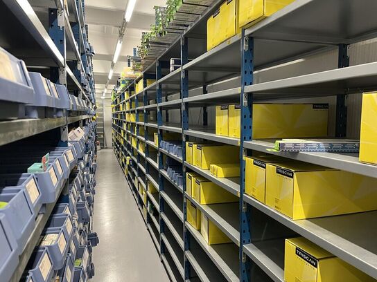 Rækker med lager hylder * Uden indhold