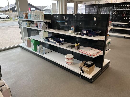 Udstillings Reoler og hylder i butikken.