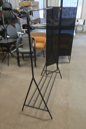 Tøjstativ og skillevæg 