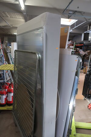 Borde, reoler, tavler, seng m.m.