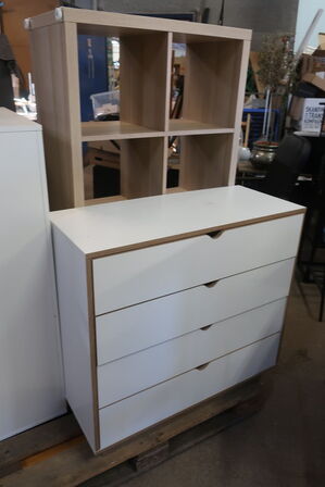 Borde, reoler, tavler, seng m.m.