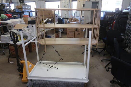 Borde, reoler, tavler, seng m.m.