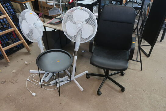 Stol, bord, blæser, spande og indhold på bord