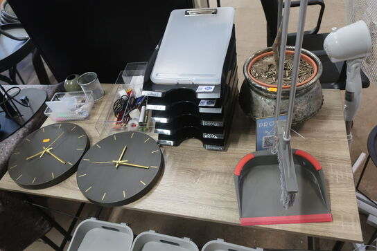 Stol, bord, blæser, spande og indhold på bord