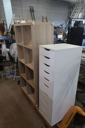 Borde, reoler, tavler, seng m.m.