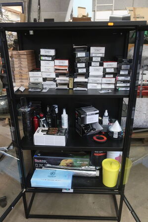 Vitrineskab med indhold af tatovør ting 