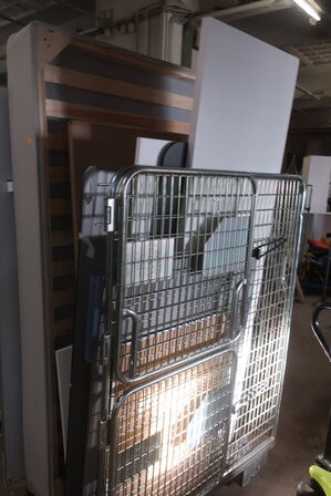 Borde, reoler, tavler, seng m.m.