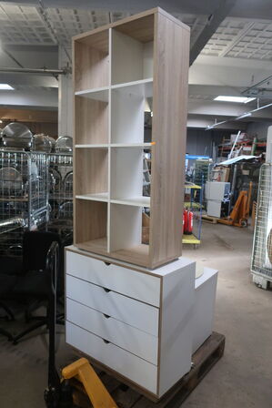 Borde, reoler, tavler, seng m.m.