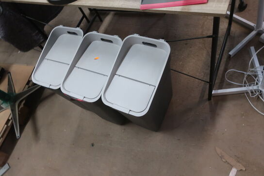 Stol, bord, blæser, spande og indhold på bord