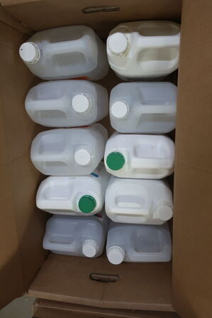 4 flyttekasser med rengøringmidler 