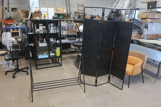 Tøjstativ og skillevæg 