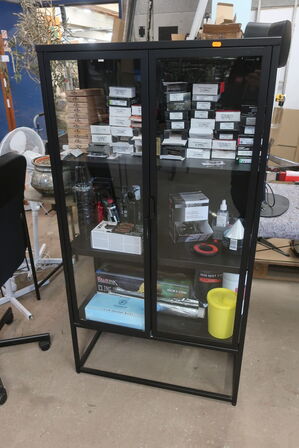 Vitrineskab med indhold af tatovør ting 