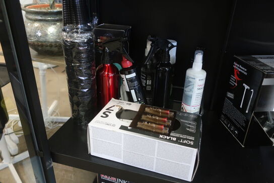 Vitrineskab med indhold af tatovør ting 