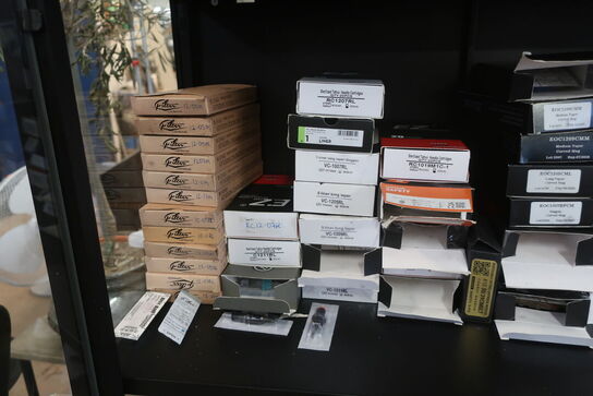 Vitrineskab med indhold af tatovør ting 