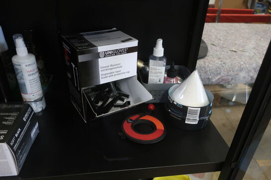 Vitrineskab med indhold af tatovør ting 