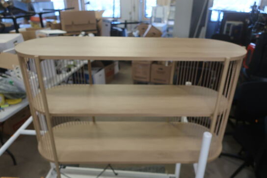 Borde, reoler, tavler, seng m.m.