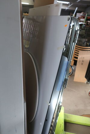 Borde, reoler, tavler, seng m.m.