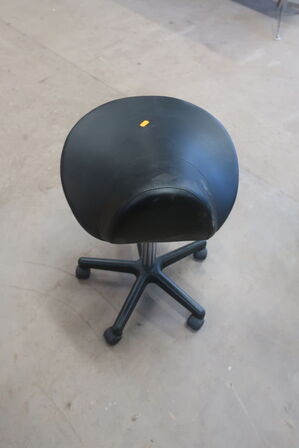 Kontostol VERMUNDLARSEN og sadelstol