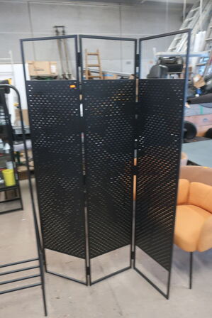 Tøjstativ og skillevæg 