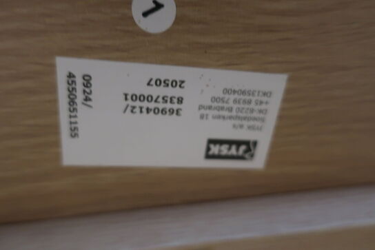 Borde, reoler, tavler, seng m.m.