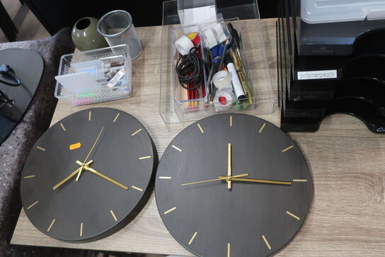 Stol, bord, blæser, spande og indhold på bord