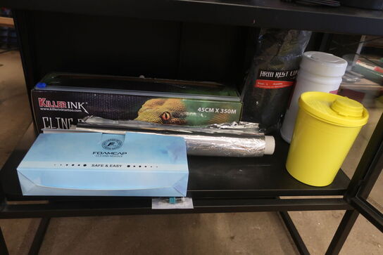 Vitrineskab med indhold af tatovør ting 