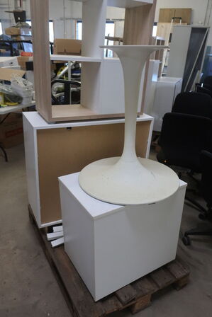 Borde, reoler, tavler, seng m.m.