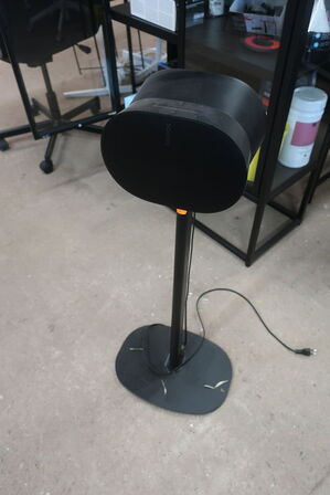 Højtaler SONOS ERA 300 på stativ