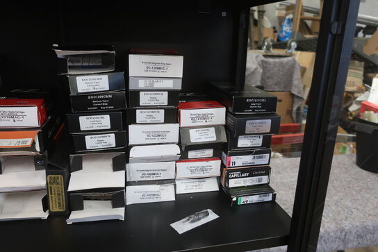 Vitrineskab med indhold af tatovør ting 