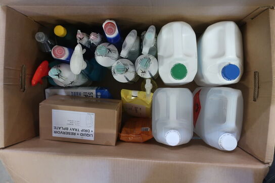 4 flyttekasser med rengøringmidler 