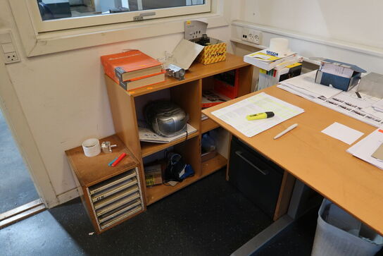 El. hæve/sænke skrivebord, div. Reoler, brochureholder m.m.