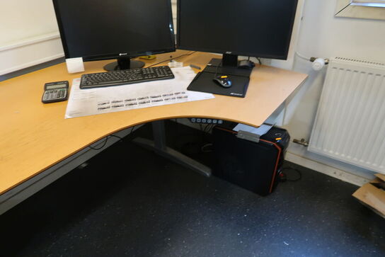 El. hæve/sænke skrivebord, div. Reoler, brochureholder m.m.