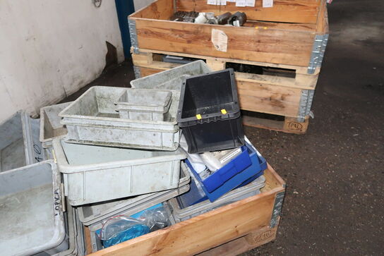 Palle med plastikkasser