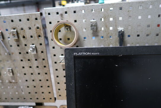 Computerskærm HP W2241S samt computer, tastatur og mus