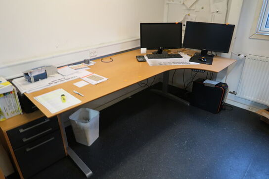 El. hæve/sænke skrivebord, div. Reoler, brochureholder m.m.