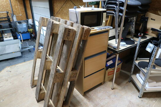 Div. Stole, borde, kunstig juletræ m.m.