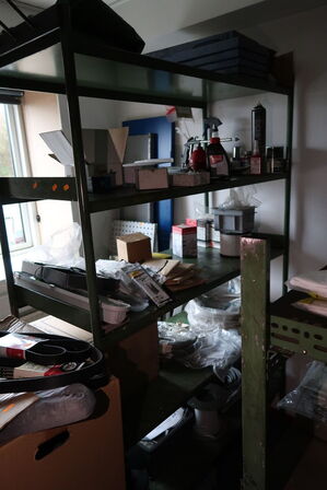 Reol med div. Reservedele, varelager