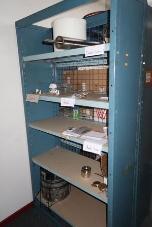 Reol med div. Varelager og reservedele