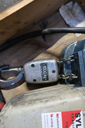 Palle med elkædetaljer