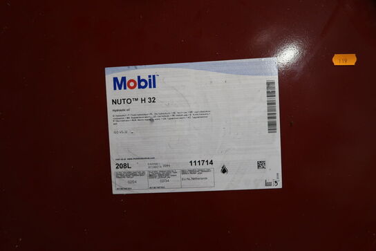 Reol med olietønder (er ret fyldte) samt spildekar