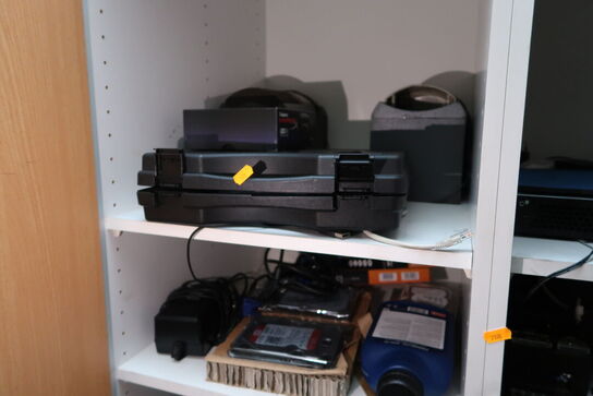 Div. Elektronik i skabe, bl.a. højtalere m.m.