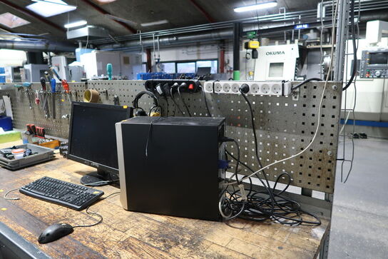 Dobbelt arbejdsbord med værktøjstavle og div. Værktøj