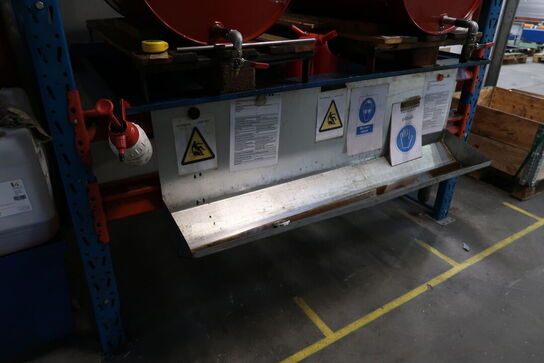 Reol med olietønder (er ret fyldte) samt spildekar