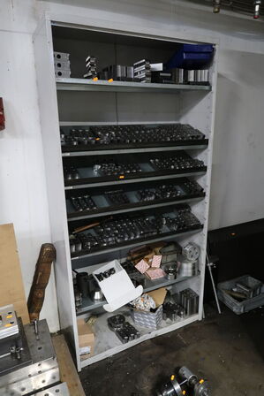 Stålskab med specialværktøj