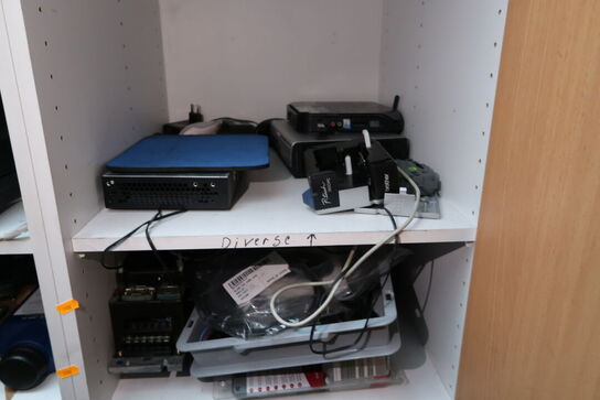 Div. Elektronik i skabe, bl.a. højtalere m.m.