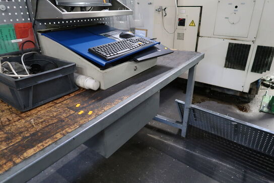 Arbejdsbord med værktøjstavle og div. Værktøj